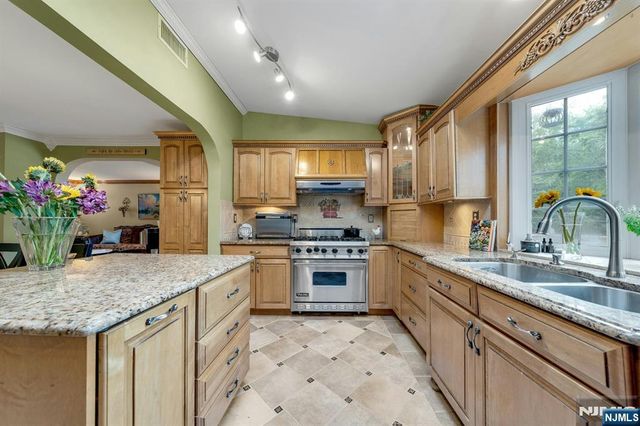 16 Shephard Road, West Milford, NJ 07421