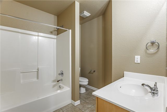 56 S Woodsprings Drive, Fayetteville, AR 72701