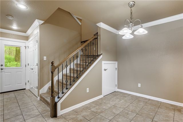 56 S Woodsprings Drive, Fayetteville, AR 72701