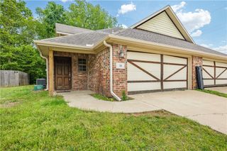 56 S Woodsprings Drive, Fayetteville, AR 72701