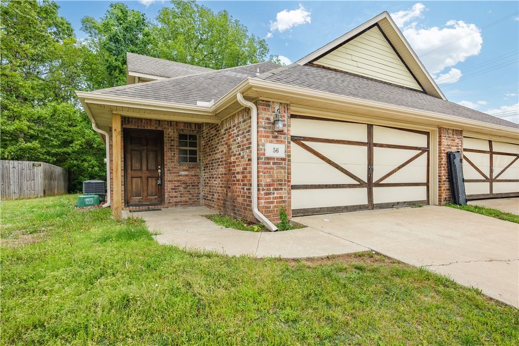 56 S Woodsprings Drive, Fayetteville, AR 72701