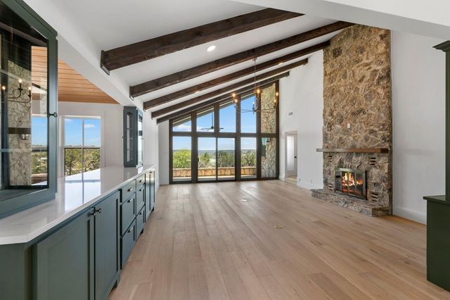 160 Mountain Way Drive, Kerrville, TX 78028