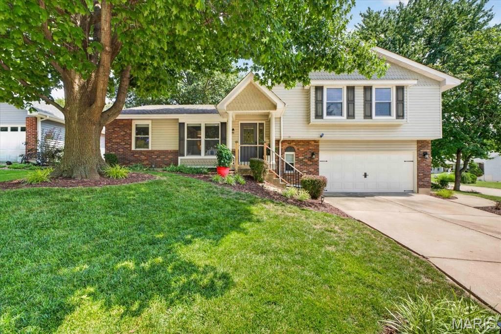 525 Country Manor Drive, St Peters, MO 63376
