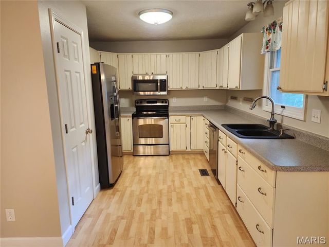 12 Michael Court, Bethalto, IL 62010