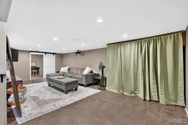 8933 Saint Louis Avenue, St Louis, MO 63114