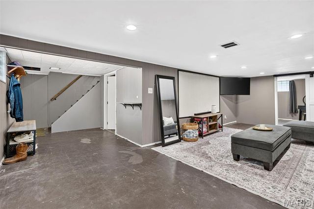 8933 Saint Louis Avenue, St Louis, MO 63114