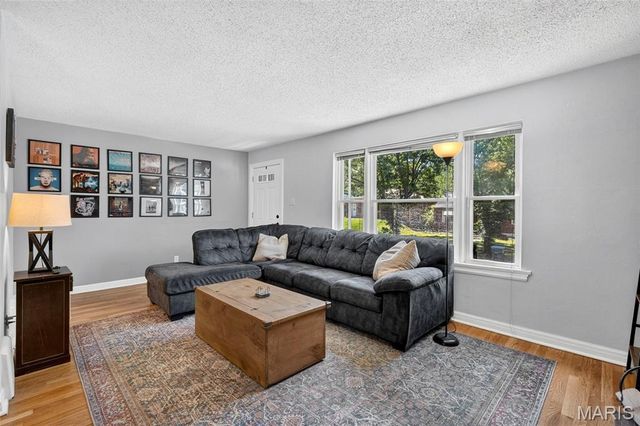 8933 Saint Louis Avenue, St Louis, MO 63114