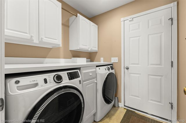 6166 Natures Cove, Grand Blanc, MI 48439