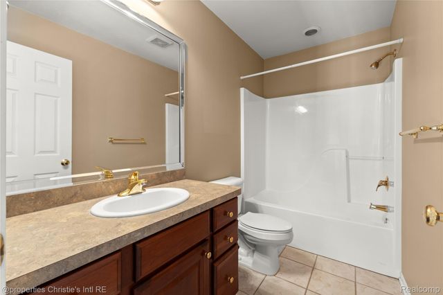 6166 Natures Cove, Grand Blanc, MI 48439