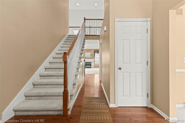 6166 Natures Cove, Grand Blanc, MI 48439