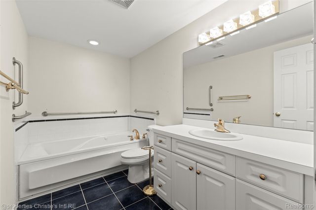 6166 Natures Cove, Grand Blanc, MI 48439