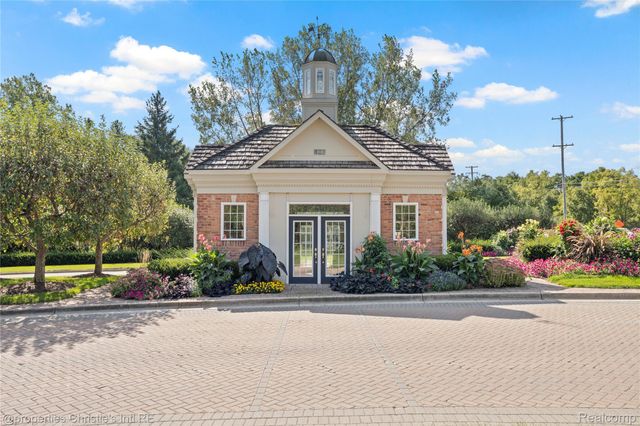 6166 Natures Cove, Grand Blanc, MI 48439