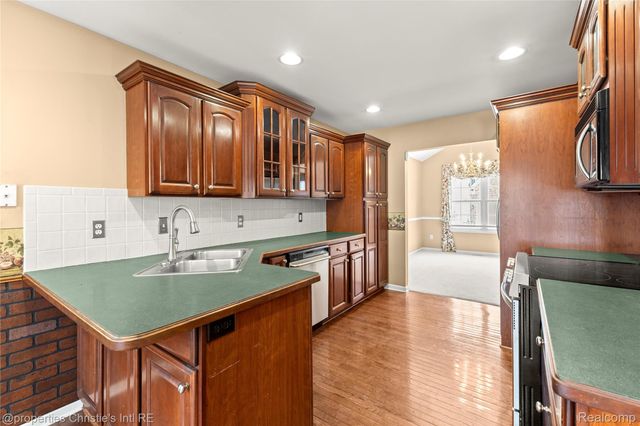 6166 Natures Cove, Grand Blanc, MI 48439