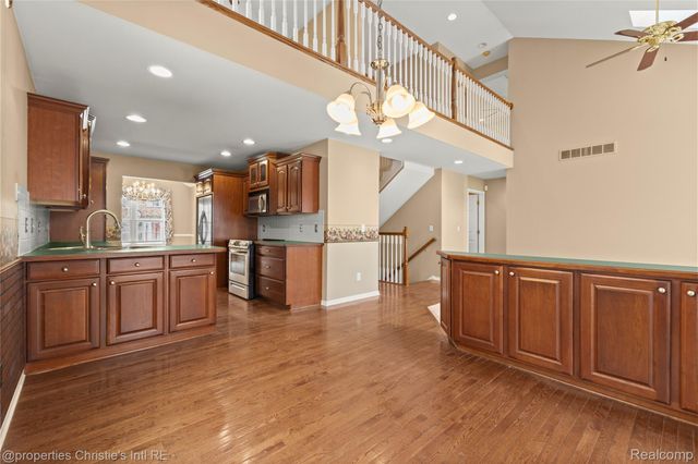 6166 Natures Cove, Grand Blanc, MI 48439