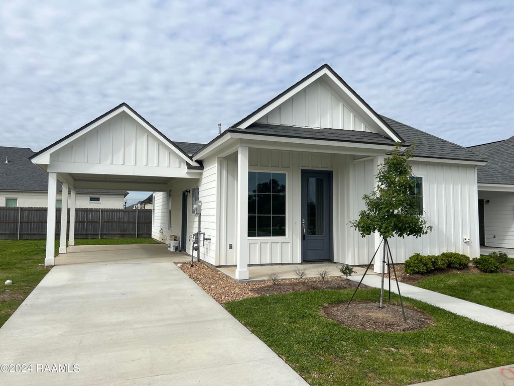 211 Silver Star Court, Broussard, LA 70518