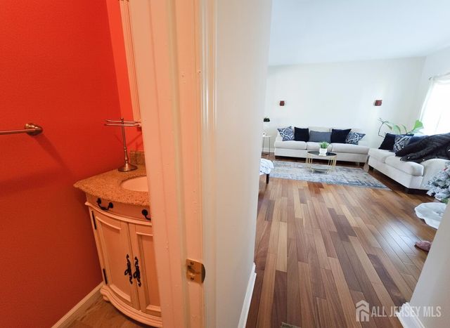 4 Castle Court, Somerville, NJ 08873