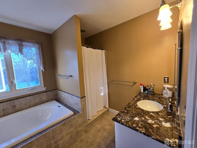 4 Castle Court, Somerville, NJ 08873