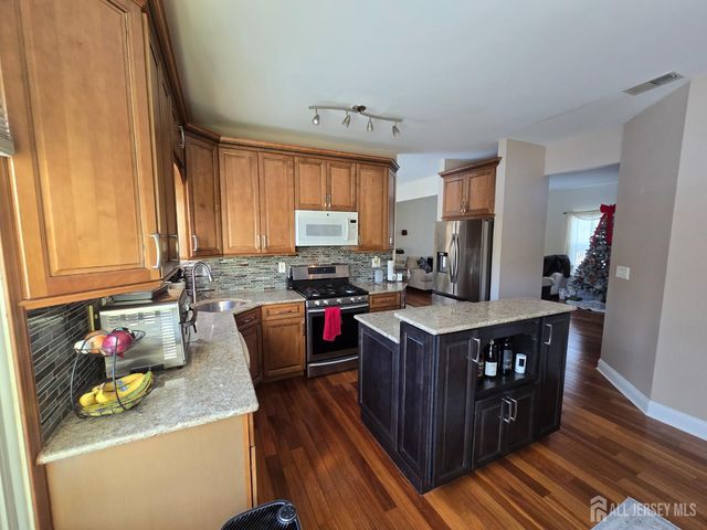 4 Castle Court, Somerville, NJ 08873