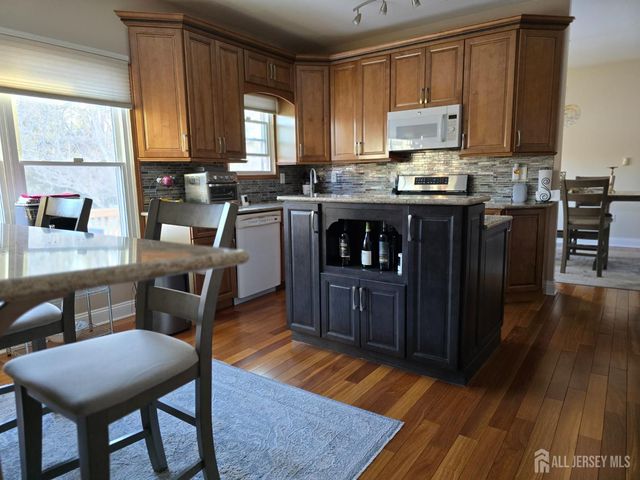 4 Castle Court, Somerville, NJ 08873