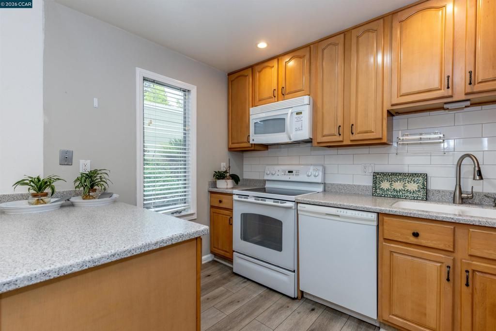 Image 5 of property listing at 3152 Ptarmigan Dr 2, Walnut Creek, CA 94595