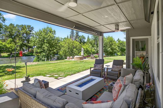 1090 Anglers Place, Shady Cove, OR 97539