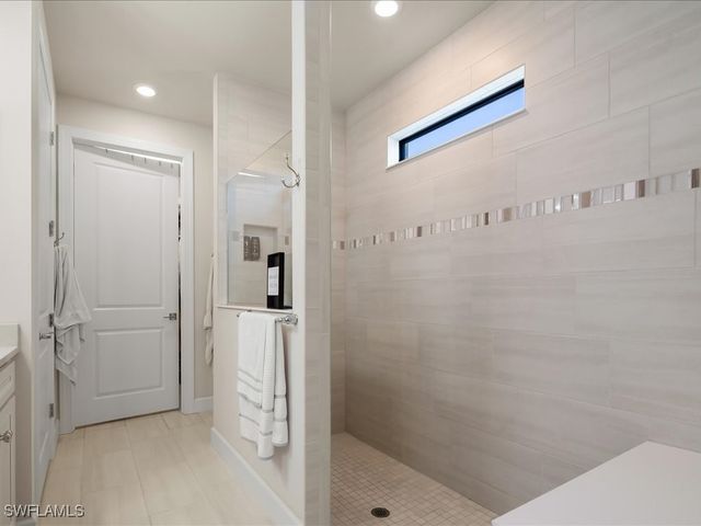 2750 Aviamar CIR, Naples, FL 34114