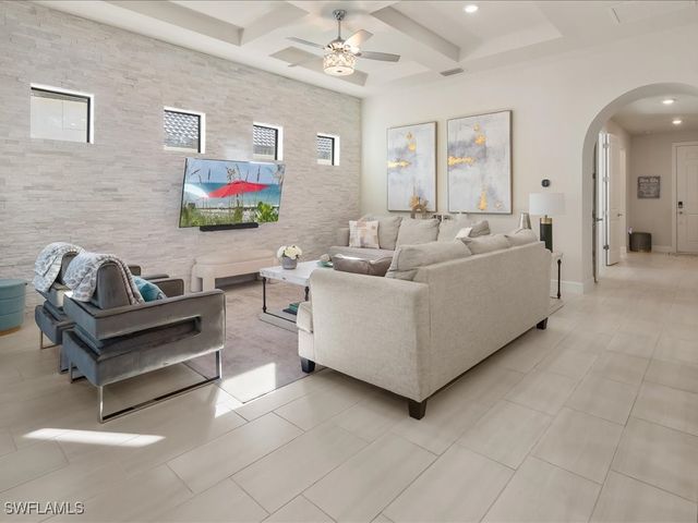 2750 Aviamar CIR, Naples, FL 34114