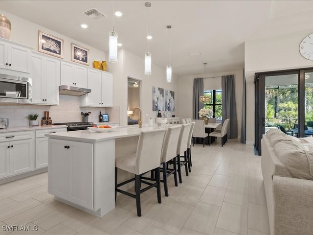 2750 Aviamar CIR, Naples, FL 34114