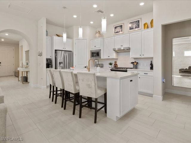 2750 Aviamar CIR, Naples, FL 34114