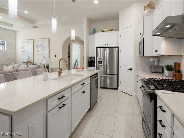 2750 Aviamar CIR, Naples, FL 34114