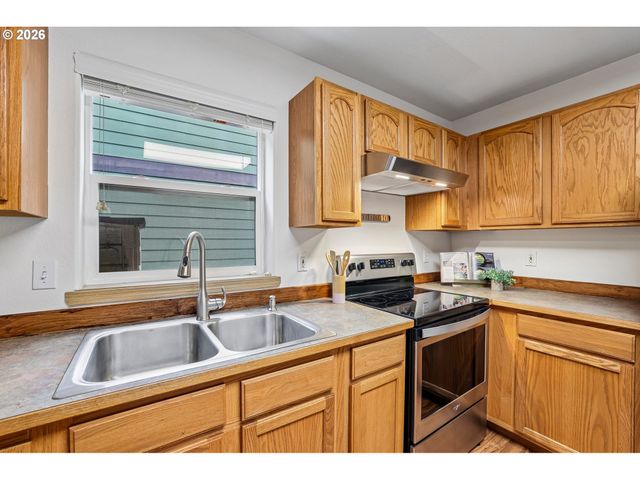 5026 N CECELIA St, Portland, OR 97203
