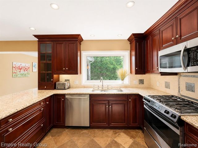 5005 Wing Lake Road, Bloomfield Hills, MI 48302