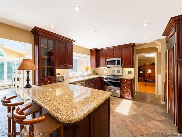 5005 Wing Lake Road, Bloomfield Hills, MI 48302