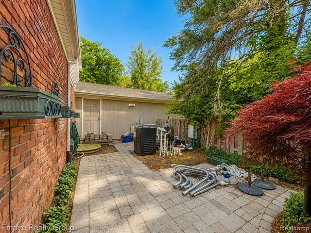 5005 Wing Lake Road, Bloomfield Hills, MI 48302