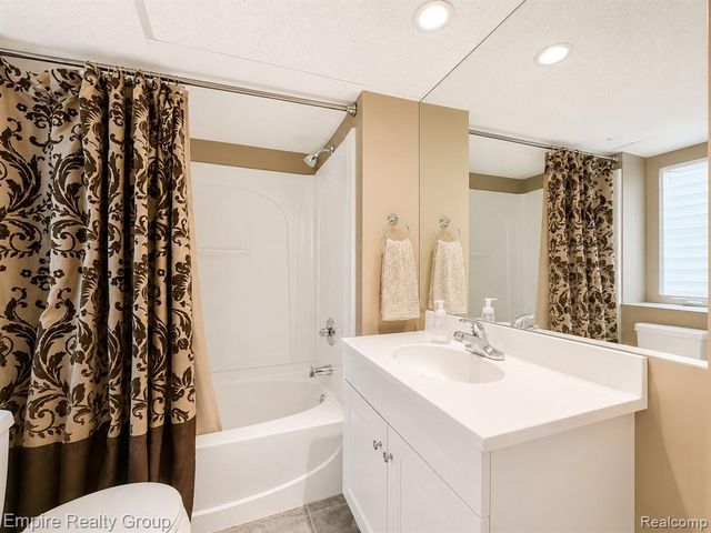 5005 Wing Lake Road, Bloomfield Hills, MI 48302