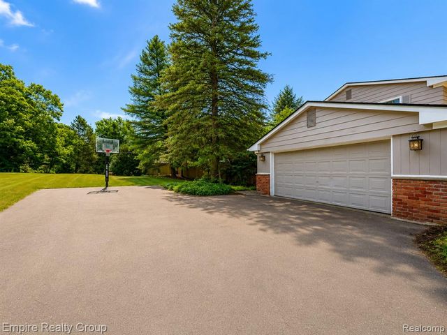 5005 Wing Lake Road, Bloomfield Hills, MI 48302