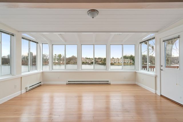 157 Lake Ave, Worcester, MA 01604