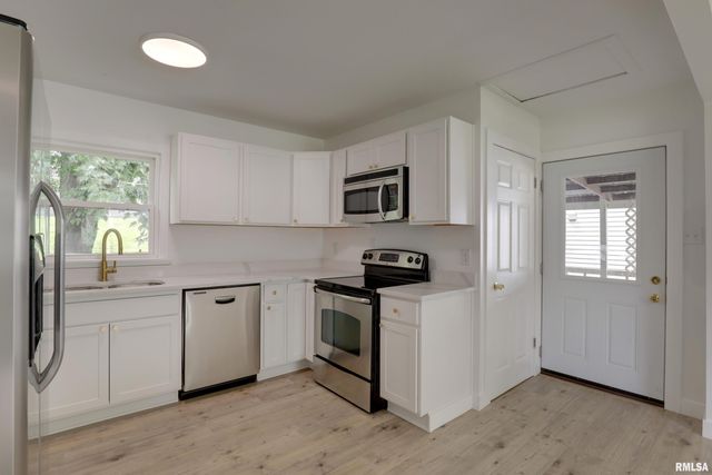 1704 VAN BUREN Street, Quincy, IL 62301