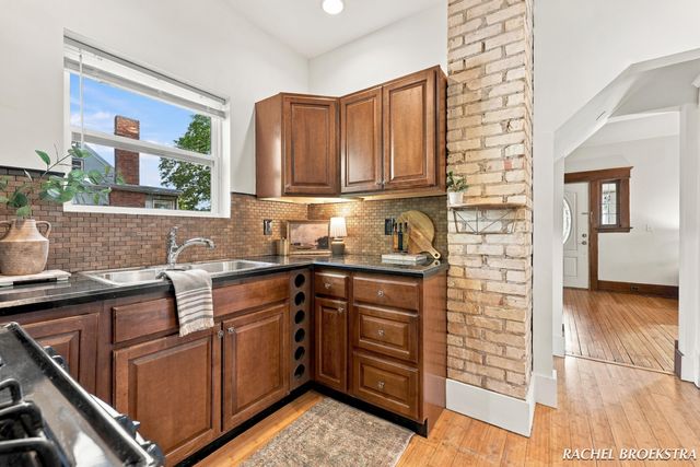 449 Giddings Avenue SE, Grand Rapids, MI 49506