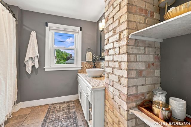 449 Giddings Avenue SE, Grand Rapids, MI 49506