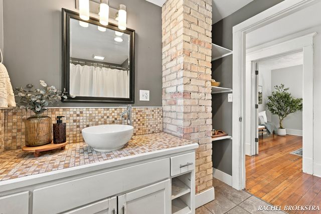 449 Giddings Avenue SE, Grand Rapids, MI 49506