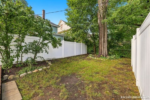 449 Giddings Avenue SE, Grand Rapids, MI 49506