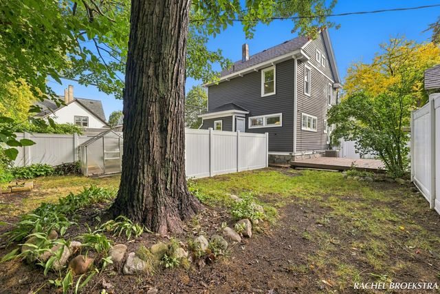 449 Giddings Avenue SE, Grand Rapids, MI 49506
