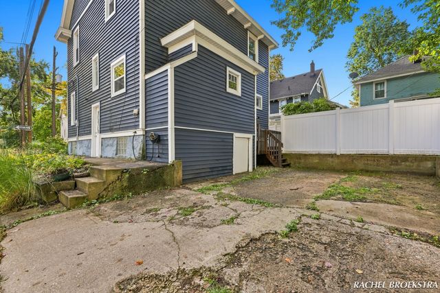 449 Giddings Avenue SE, Grand Rapids, MI 49506