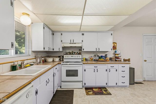 28 Eastwood Drive, Medford, OR 97504