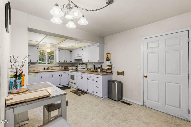 28 Eastwood Drive, Medford, OR 97504
