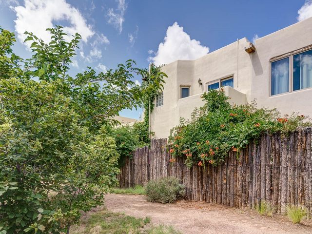 3221 La Paz, Santa Fe, NM 87507