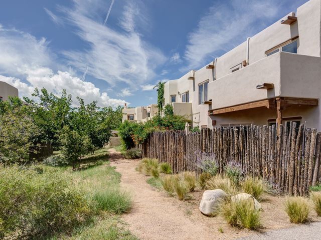 3221 La Paz, Santa Fe, NM 87507