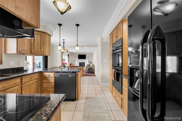 5516 Priory Lane, Bloomfield Hills, MI 48301