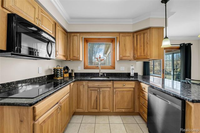 5516 Priory Lane, Bloomfield Hills, MI 48301